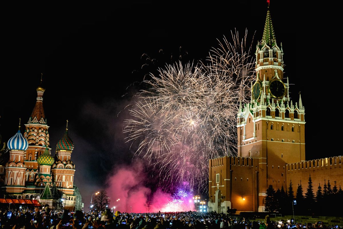 Feuerwerk über dem Roten Platz mit Spasskaja-Turm und Basilius-Kathedrale